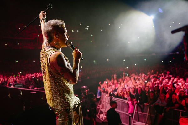 3 Arena only available on RobbieWilliams.com