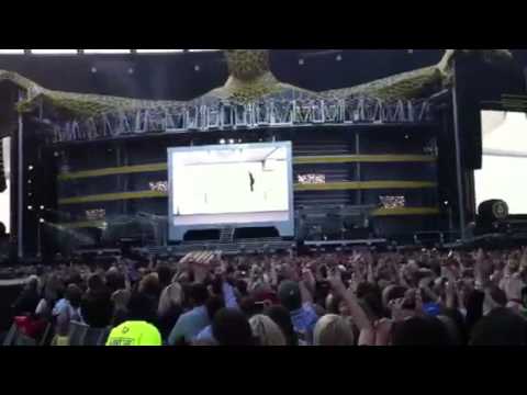 Progress Live 2011: Robbie Performs Let Me Entertain You At Manchester (7 June) only available on RobbieWilliams.com