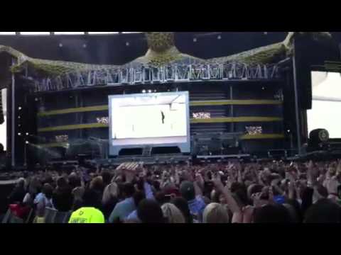 Progress Live 2011: Robbie Performs Let Me Entertain You At Manchester (7 June)