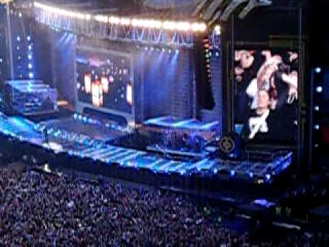 Progress Live 2011: Robbie Performs Angels At Manchester (11 June)