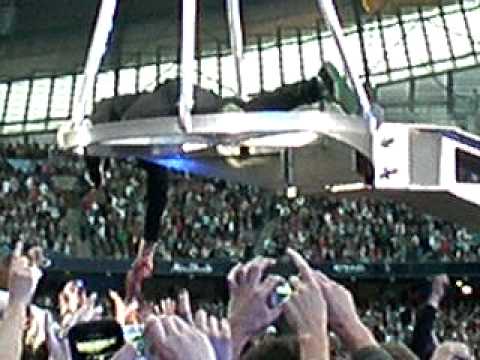 Progress Live 2011: Robbie Performs Feel At Manchester (8 June) only available on RobbieWilliams.com