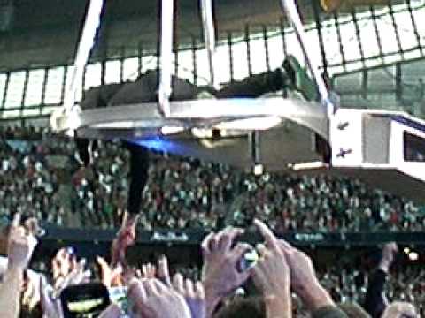 Progress Live 2011: Robbie Performs Feel At Manchester (8 June) only available on RobbieWilliams.com