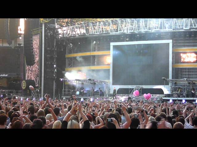 Progress Live 2011: Robbie Performs Let Me Entertain You At Manchester (3 June)