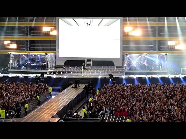 Progress Live 2011: Robbie Performs Let Me Entertain You & Rock DJ At Sunderland (28 May)