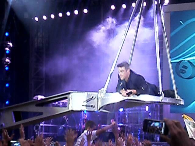 Progress Live 2011: Robbie Performs Feel At Manchester (4 June)