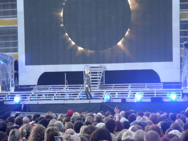 Progress Live 2011:Robbie Performs Come Undone At Dublin (18 June)