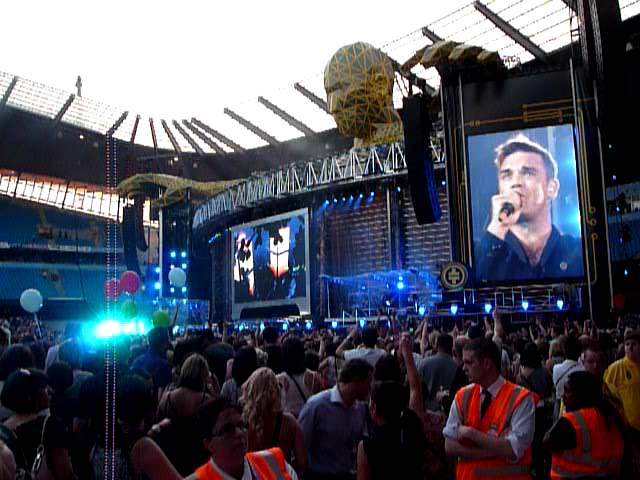 Progress Live 2011: Robbie Performs Angels At Manchester (3 June)