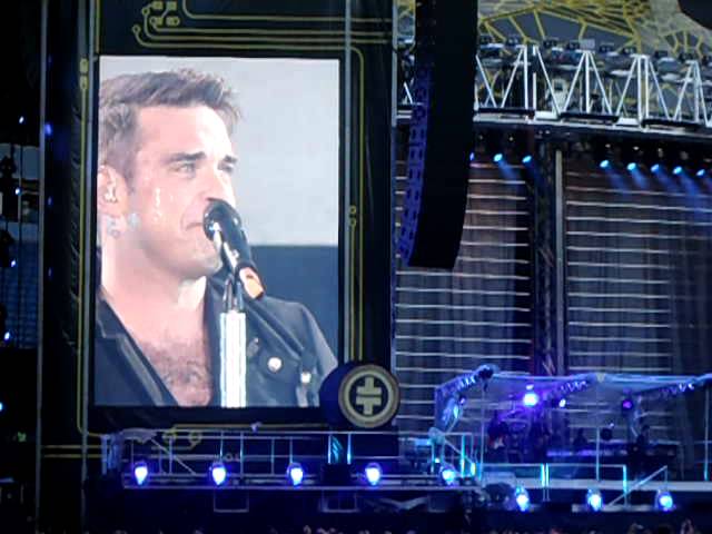 Progress Live 2011: Robbie Performs Angels At Manchester (3 June)