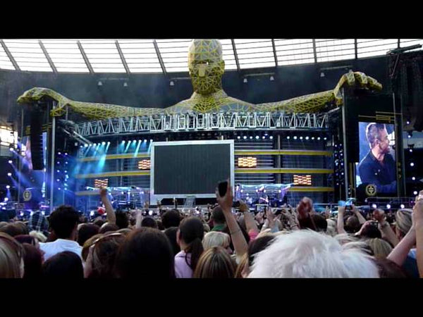 Progress Live 2011: Robbie Performs Let Me Entertain You At Manchester (7 June) only available on RobbieWilliams.com
