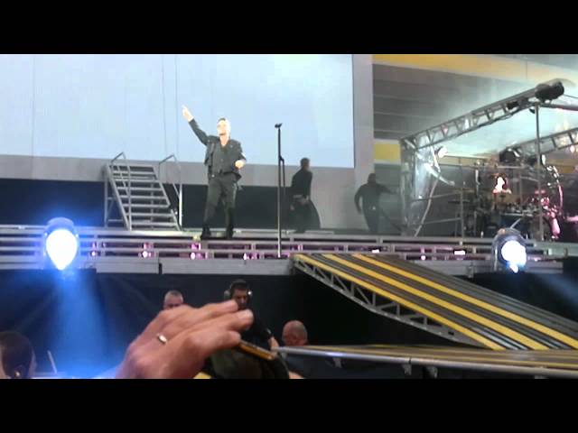 Progress Live 2011: Robbie Performs Let Me Entertain You At Cardiff (14 June)